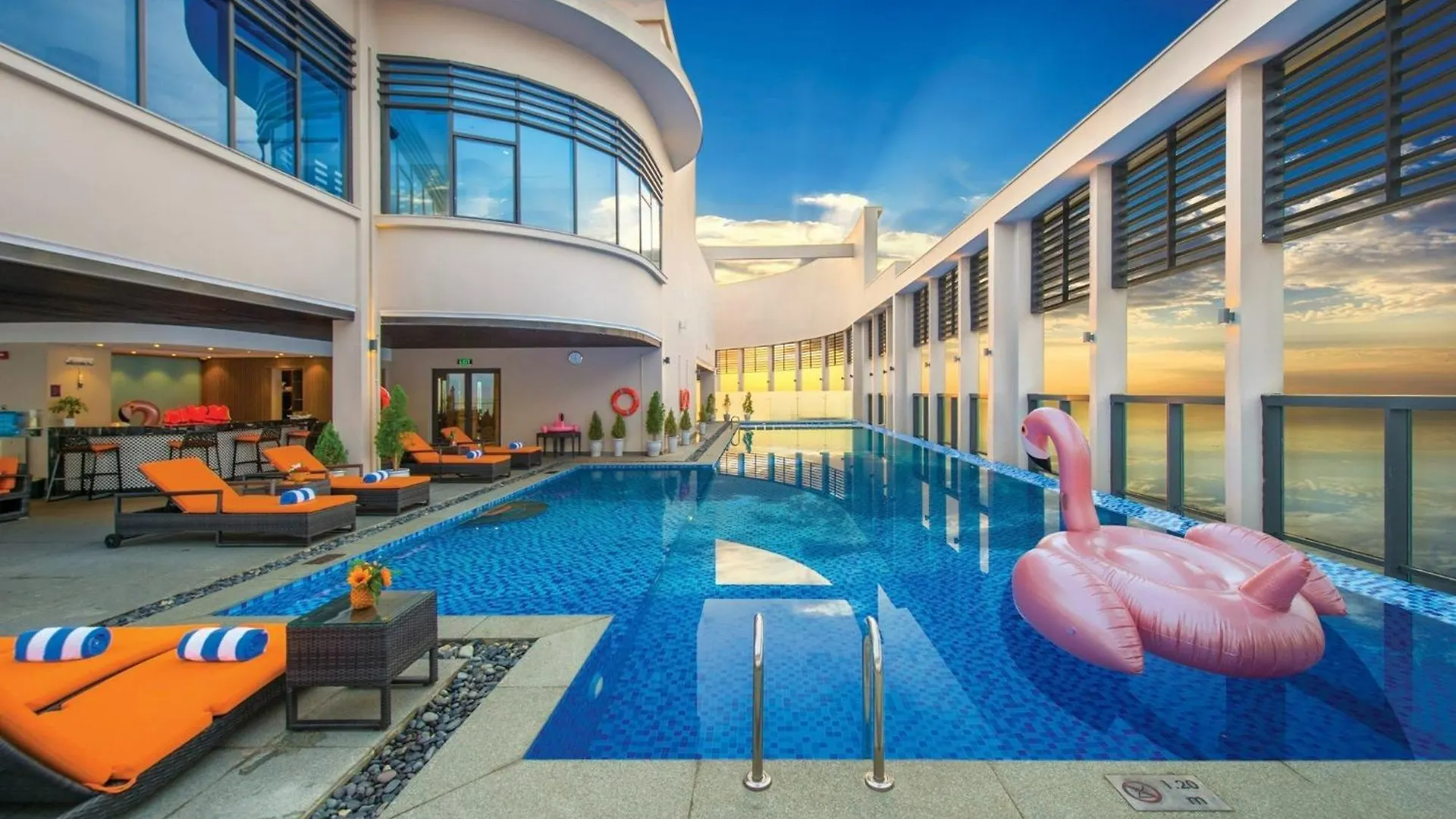 Luxury Apartment - Rooftop Swimming Pool - Beach Front - Hinata Apartment Da Nang 0*,