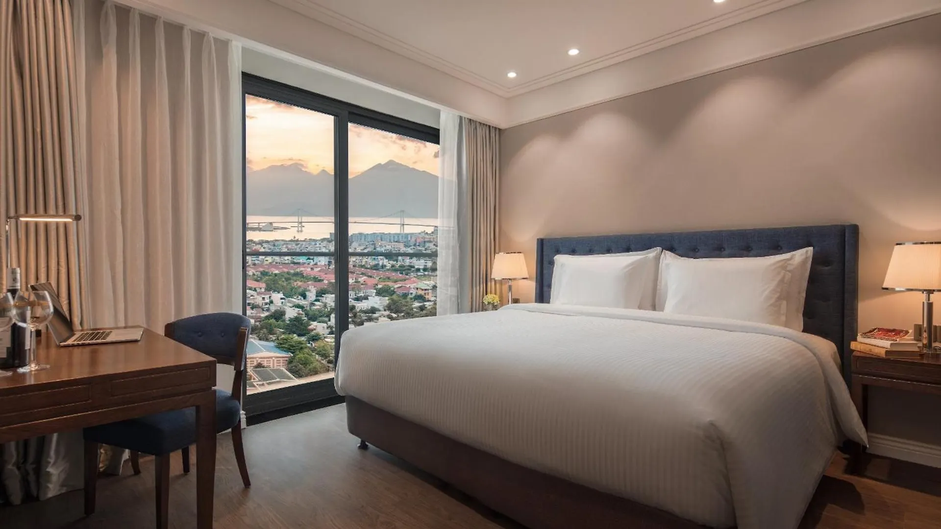 Luxury Apartment - Rooftop Swimming Pool - Beach Front - Hinata Apartment Da Nang