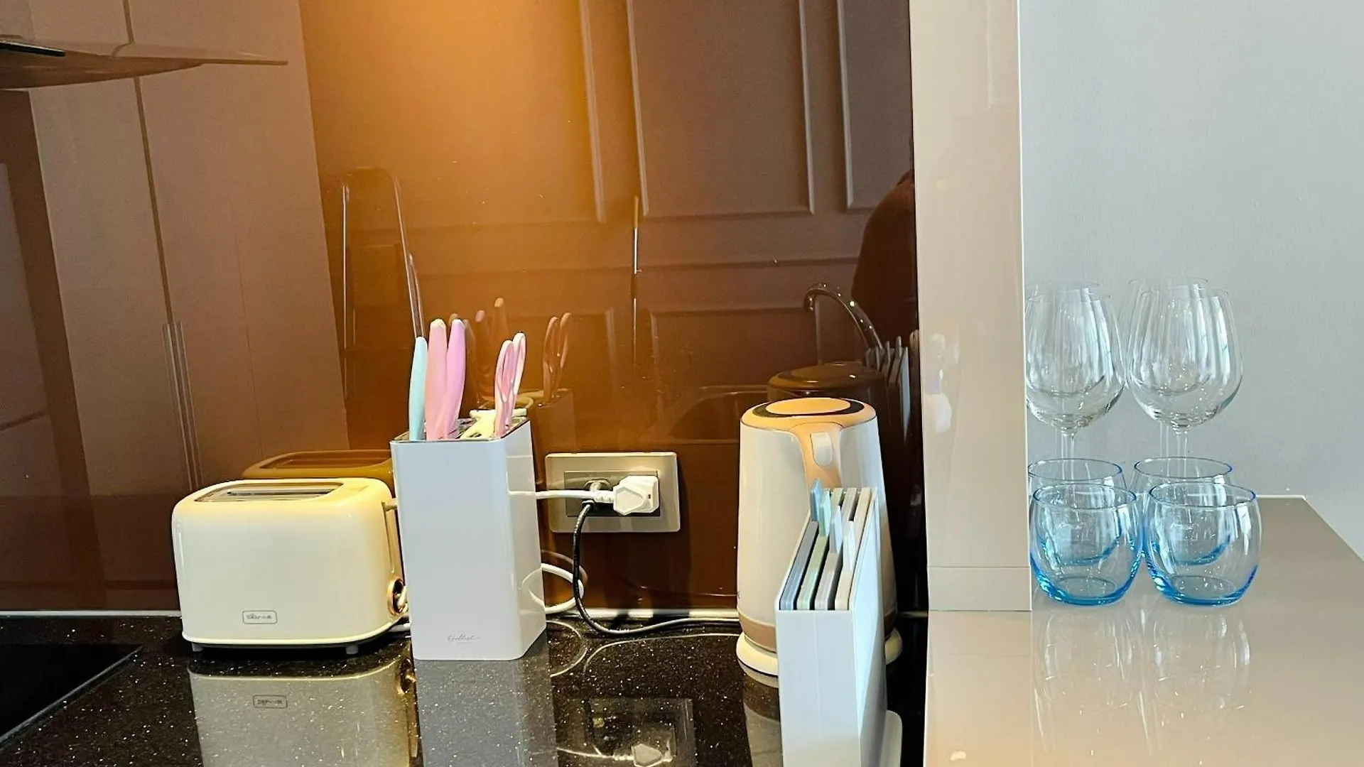 Luxury Apartment - Rooftop Swimming Pool - Beach Front - Hinata Apartment Da Nang