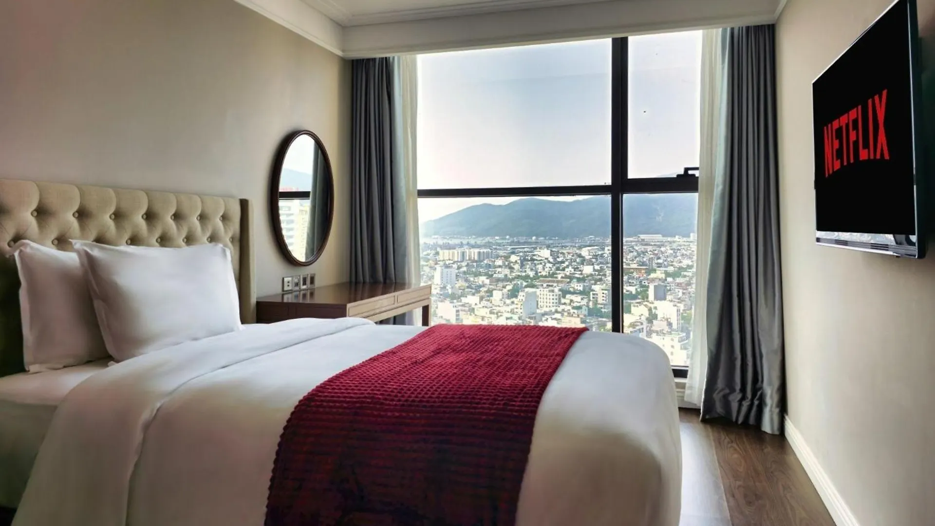 Luxury Apartment - Rooftop Swimming Pool - Beach Front - Hinata Apartment Da Nang Vietnam