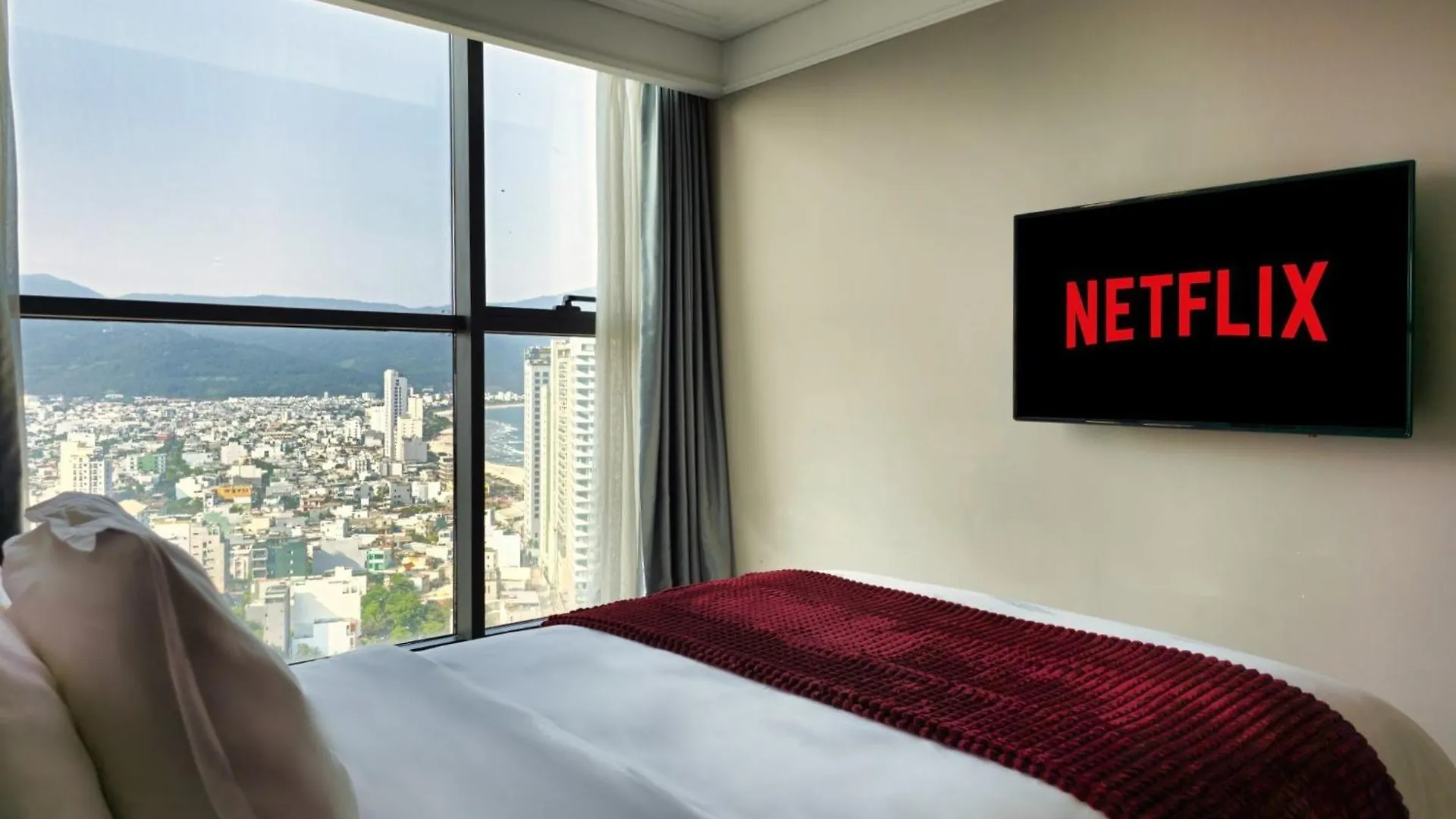 Luxury Apartment - Rooftop Swimming Pool - Beach Front - Hinata Apartment Da Nang