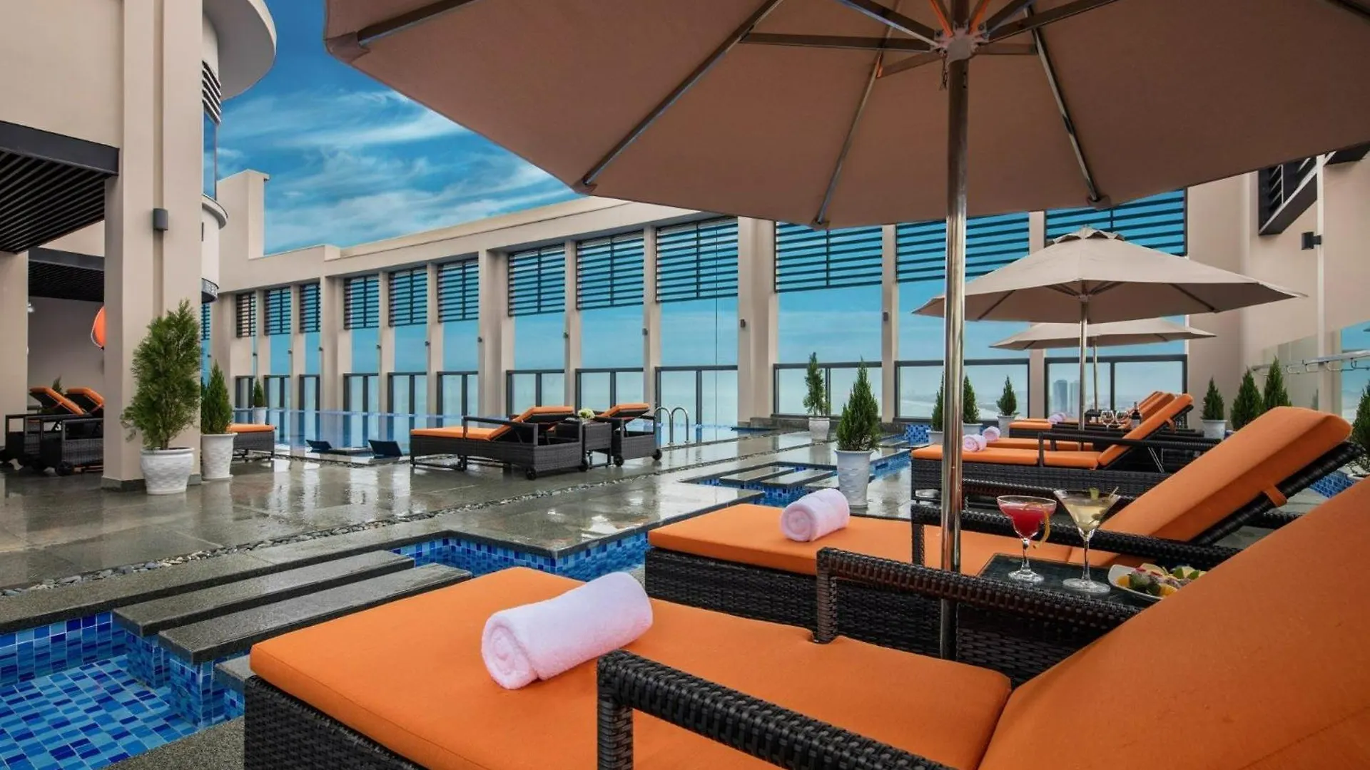 Luxury Apartment - Rooftop Swimming Pool - Beach Front - Hinata Apartment Da Nang Vietnam