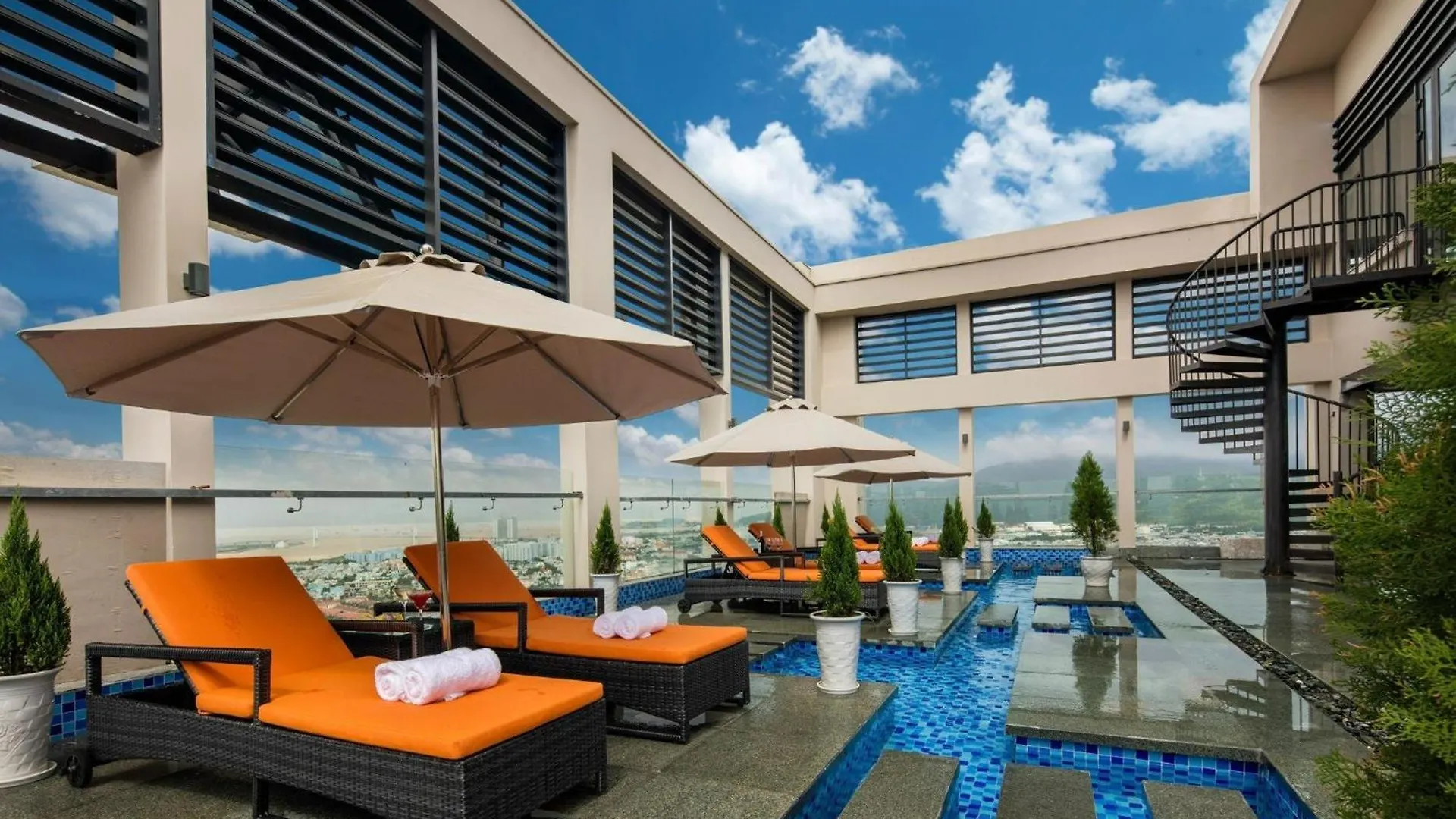 Luxury Apartment - Rooftop Swimming Pool - Beach Front - Hinata Apartment Da Nang
