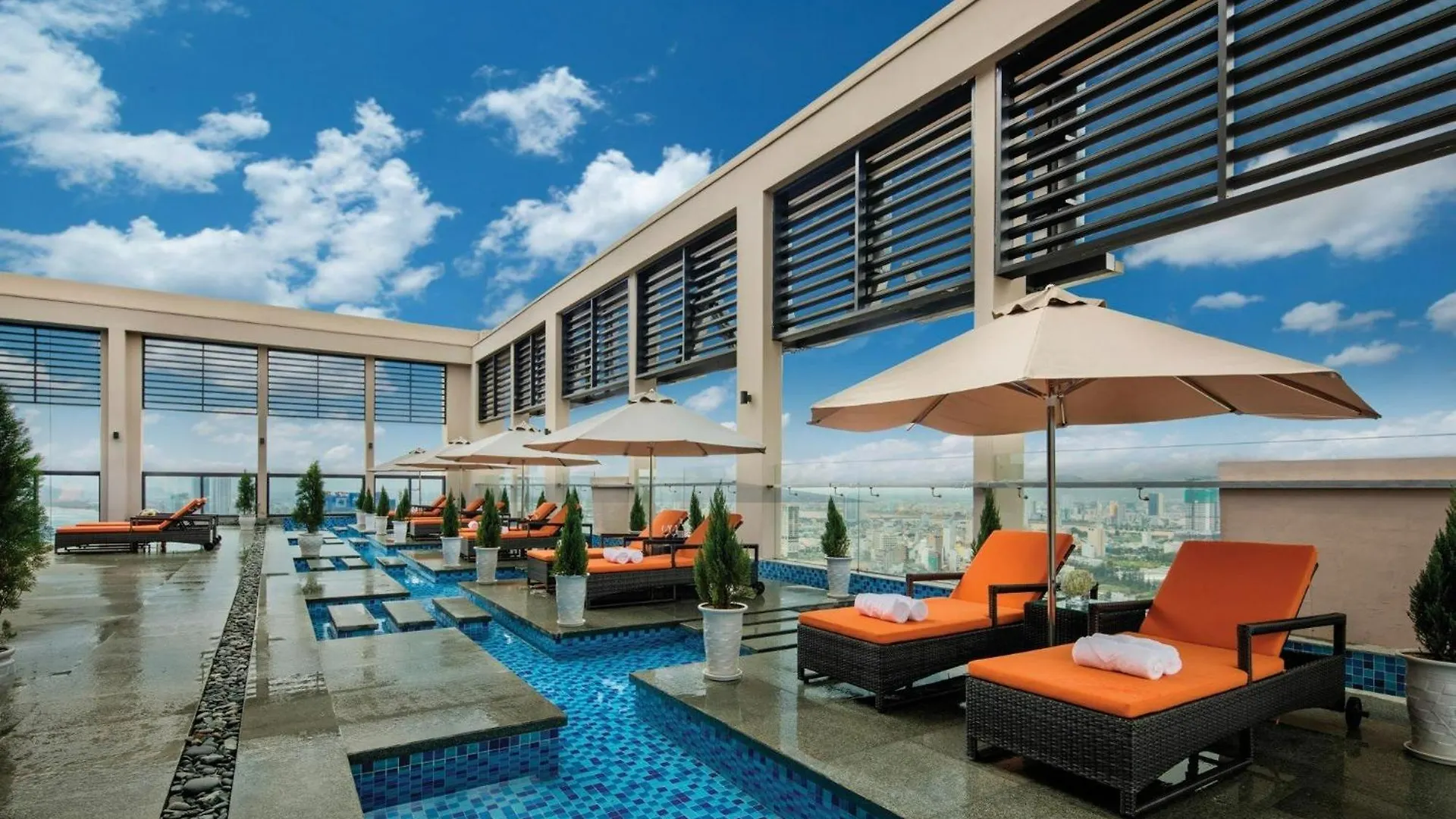 Luxury Apartment - Rooftop Swimming Pool - Beach Front - Hinata Apartment Da Nang