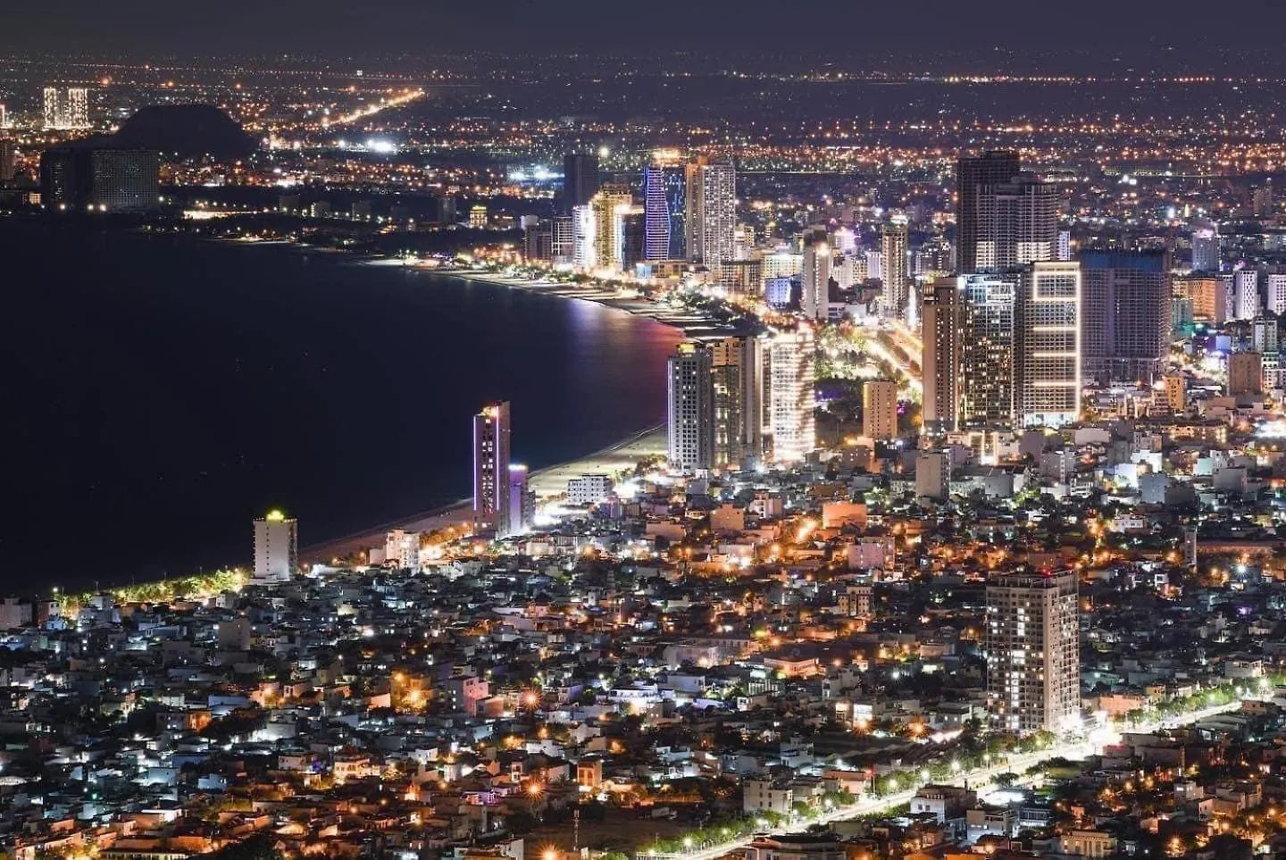 Luxury Apartment - Rooftop Swimming Pool - Beach Front - Hinata Apartment Da Nang