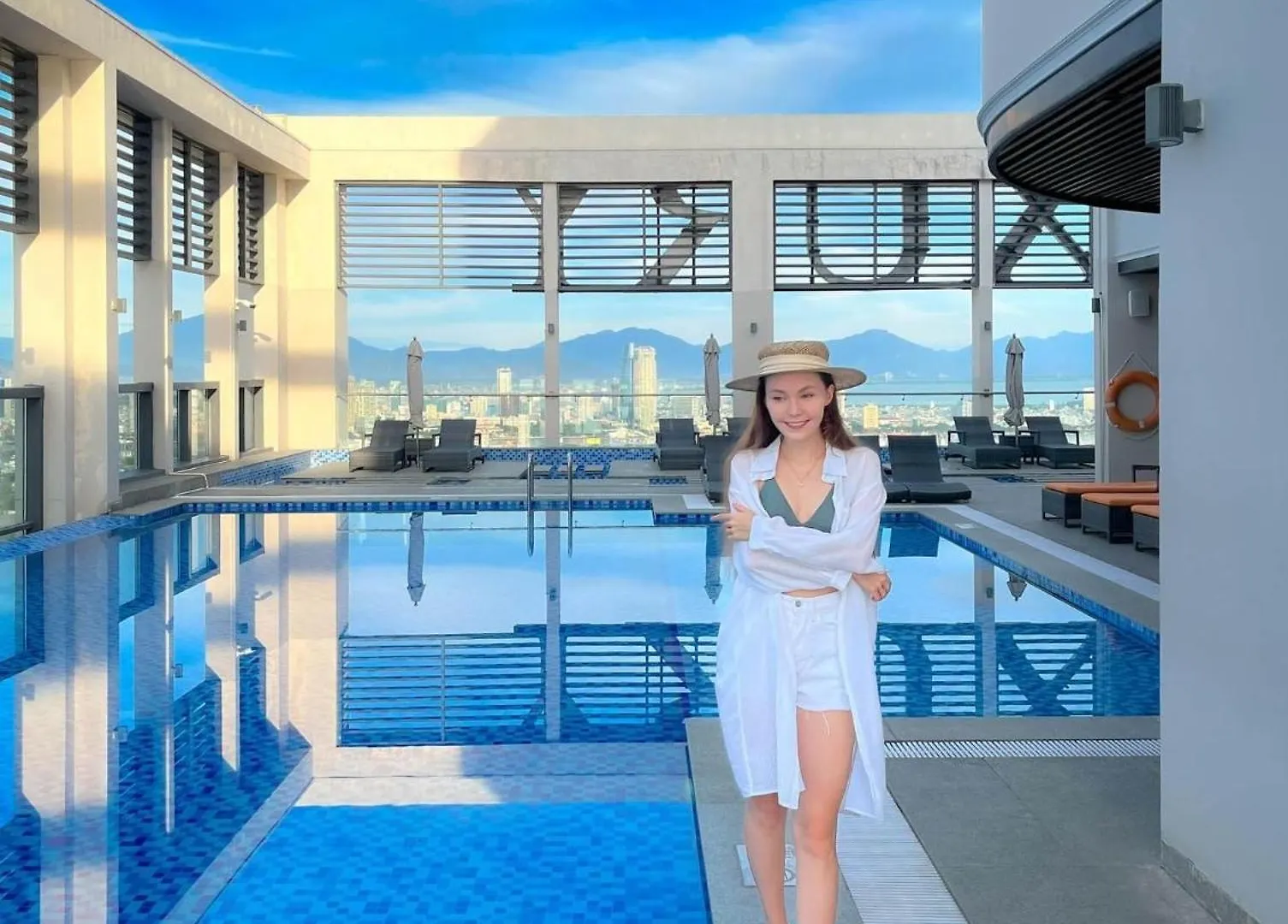 Luxury Apartment - Rooftop Swimming Pool - Beach Front - Hinata Apartment Da Nang Vietnam
