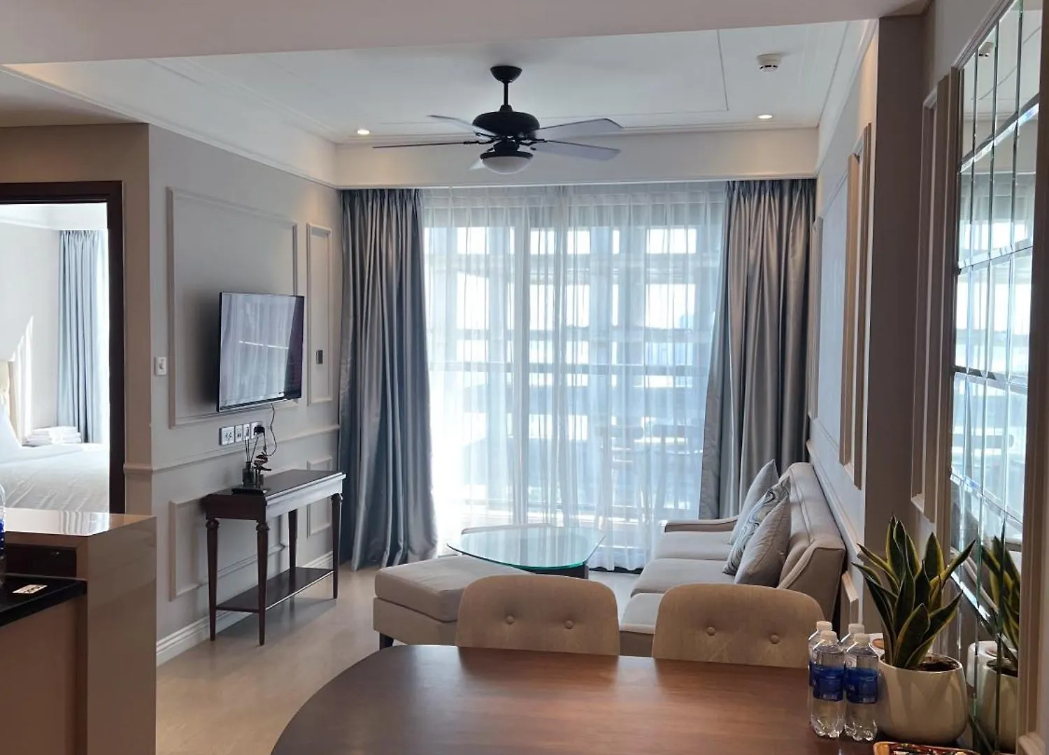 Luxury Apartment - Rooftop Swimming Pool - Beach Front - Hinata Apartment Da Nang